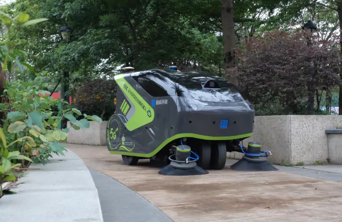 upay钱包官网环境5G环卫机器人亮相2021中国创新创业成果交易会